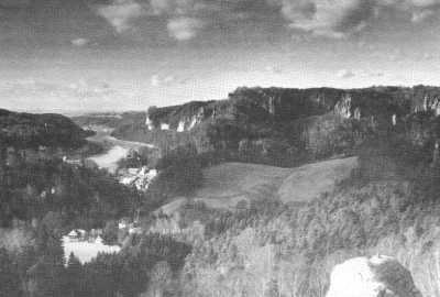 Felsen und Wlder prgen gemeinsam mit den Gemienden und der Kulturlandschaft das Bild der Schsischen Schweiz.