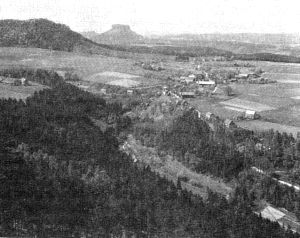 Blick auf Kleinhennersdorf, im Hintergrund der Lilienstein