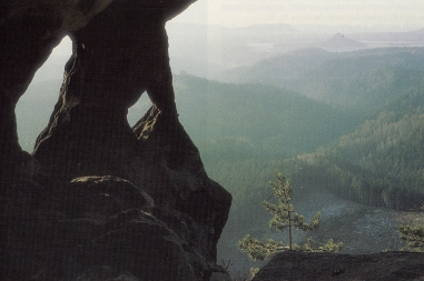 Blick von der Simmersdorfer Kapelle auf die Wälder der Böhmischen Schweiz