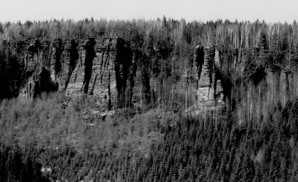 Blick zu den Kletterfelsen um den Totenkopf